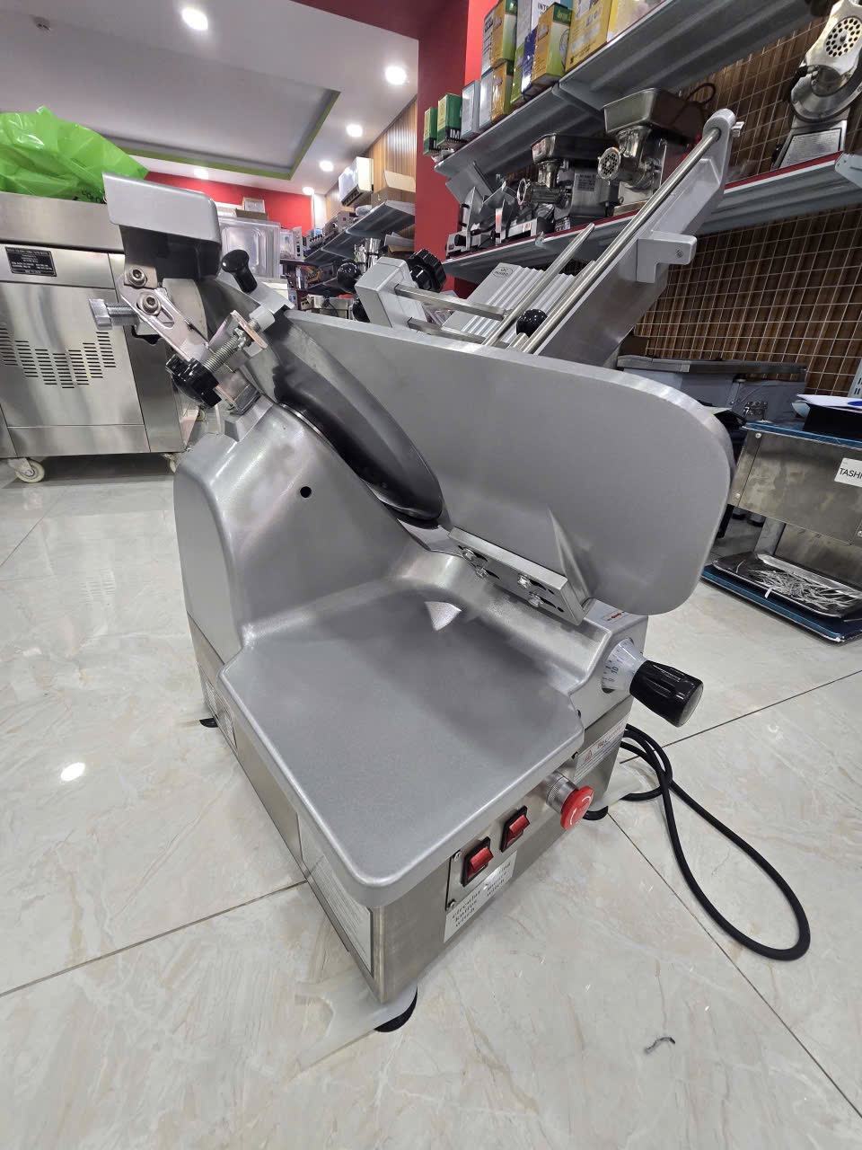 GIẢI PHÁP ĐỘT PHÁ CHO BẾP CÔNG NGHIỆP: MÁY THÁI THỊT TỰ ĐỘNG GOODFOR 30TD KHẲNG ĐỊNH VỊ THẾ
